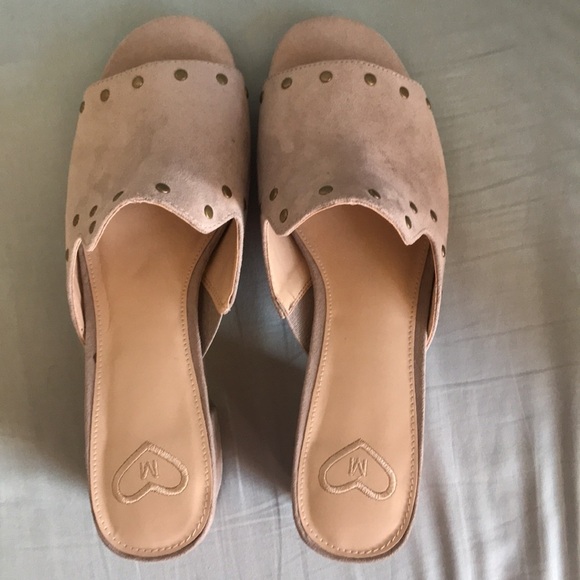 Madeline faux gray suede studded slip on sandals chunky heel Sz 9.5 comfy casual - Picture 4 of 15
